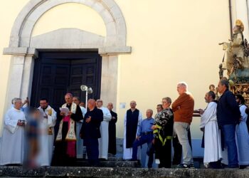 Teggiano in festa per San Cono. Nella notte danneggiata una parte delle luminarie