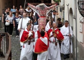 La  processione del  “SS Nome di Dio” che si svolge ogni 7 anni a Campagna: celebrazione che unisce fede e storia della comunità