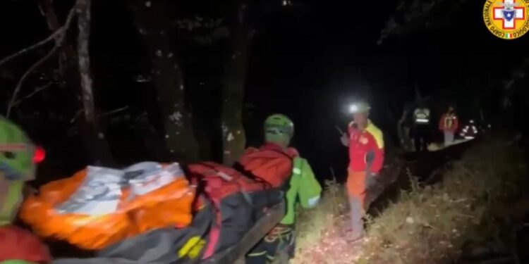 Va a funghi ma non fa ritorno: 80enne ritrovato in stato di ipotermia