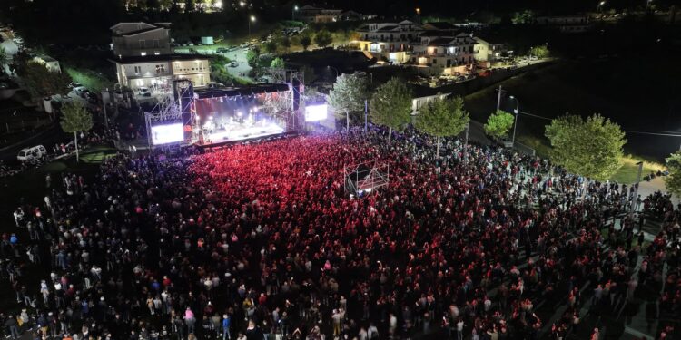 Clementino fa boom a Viggiano. In migliaia al concerto del rapper napoletano