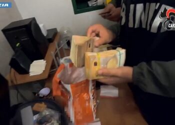 Operazione congiunta di Polizia e Carabinieri a Pagani: sequestrate droga, armi e 64 mila euro in contanti
