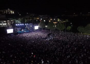 Nek e Renga conquistano Viggiano. Malore per due spettatrici, i cantanti chiamano i soccorsi