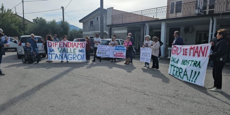 Rifiuti e Fonderie a Buccino: la Valle del Tanagro dice “no”. Corteo simbolico nella zona industriale