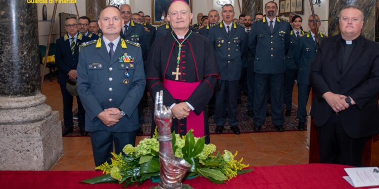 La reliquia di San Matteo in esposizione nel comando della Guardia di Finanza