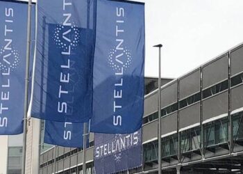 Stabilimento di Stellantis di Melfi. Operaio esasperato: ” Fabbrica chiusa per mancanza di componenti”