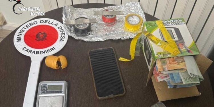 Cede cocaina e ne ha altra in casa. Uomo arrestato nel materano