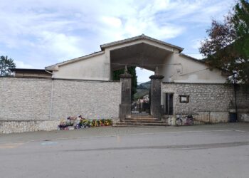 Ladri al cimitero di Sassano. Rubati fiori ed oggetti dalle tombe