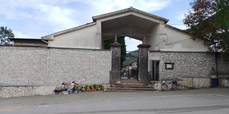 Ladri al cimitero di Sassano. Rubati fiori ed oggetti dalle tombe