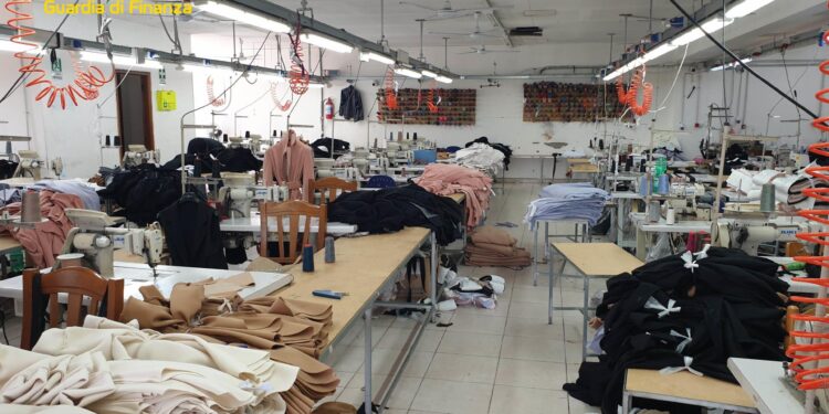 Caporalato e capi contraffatti a Palma Campania: scattano sequestri e denunce per due imprenditori