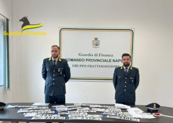 Sequestro di targhe polacche. Denunciato per truffa il titolare di un’agenzia automobilistica a Casoria