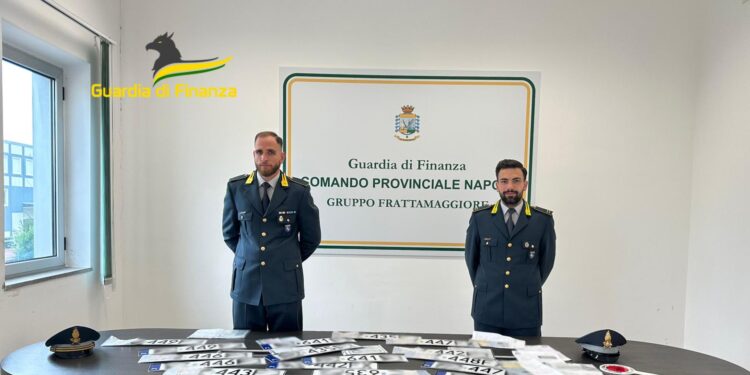 Sequestro di targhe polacche. Denunciato per truffa il titolare di un’agenzia automobilistica a Casoria