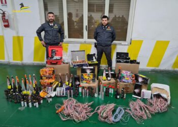 La Finanza di Salerno sequestra centinaia di prodotti pirotecnici detenuti illegalmente per la vendita