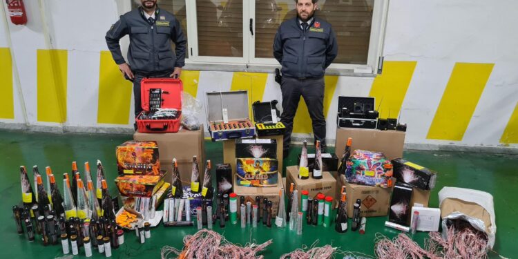 La Finanza di Salerno sequestra centinaia di prodotti pirotecnici detenuti illegalmente per la vendita