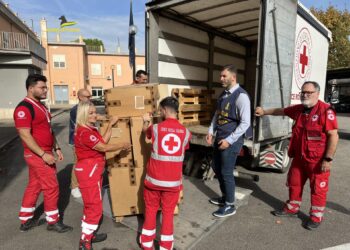 Scarpe sequestrate dalla Finanza al mercato del falso donate alla Croce Rossa