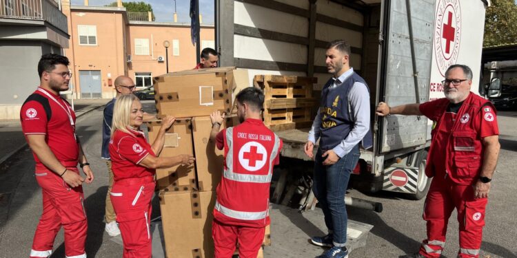 Scarpe sequestrate dalla Finanza al mercato del falso donate alla Croce Rossa