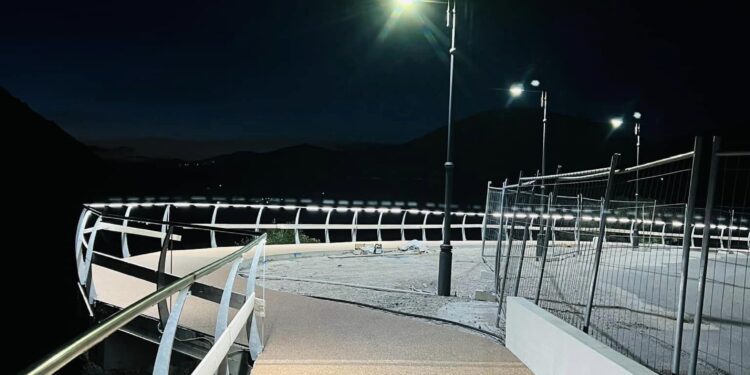 Prima prova di illuminazione per la passeggiata panoramica del Tracciolino a Vietri di Potenza