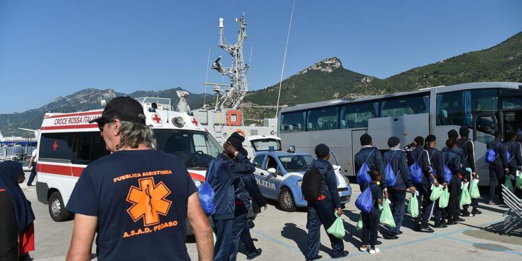 Migranti. Previsto per domani un nuovo sbarco al porto di Salerno