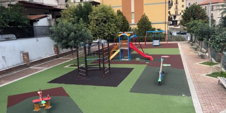 Vandali al parco giochi di Roccadaspide vengono identificati dalle videocamere: dovranno pagare i danni