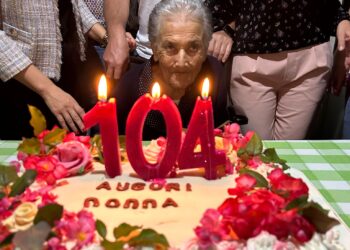 Altavilla Silentina, nonna Rosaria spegne 104 candeline e brinda: “Alla famiglia e alla terra che ci ha dato tanto”