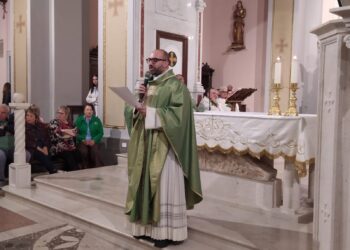 Teggiano accoglie il nuovo parroco don Angelo Fiasco. Ieri la cerimonia di insediamento