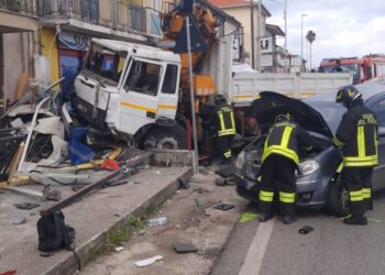 Scontro sulla SS 166 a Capaccio-Paestum tra un camion e due vetture: due feriti