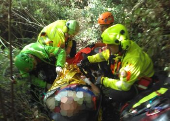 Va a cercare funghi e precipita  in un dirupo per 20 metri. Salvato dal Soccorso Alpino