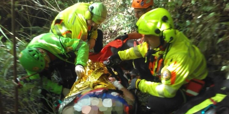 Va a cercare funghi e precipita in un dirupo per 20 metri. Salvato dal Soccorso Alpino