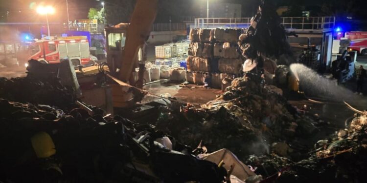 Incendio a Sant’Egidio del Monte Albino: fiamme in un’azienda di riciclo rifiuti