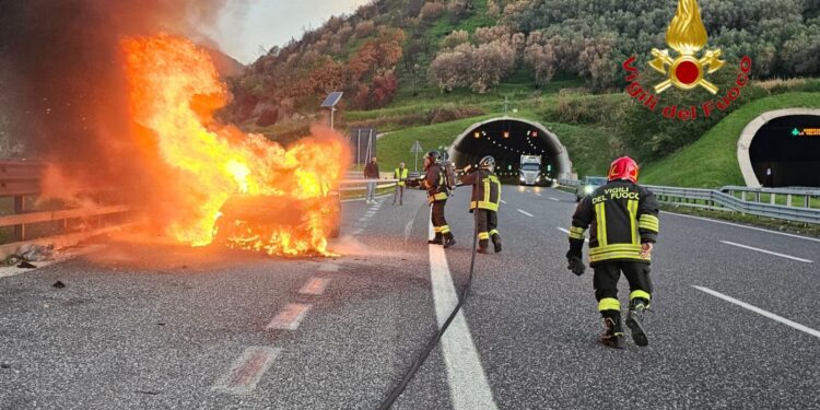 Auto in fiamme sull’A2 a Pontecagnano