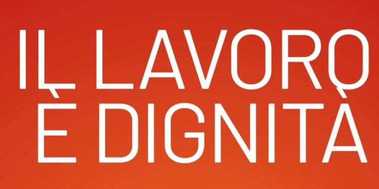 Lavorano al palazzetto di Lagonegro ma non gli pagano alcuno stipendio: il sindaco dalla parte degli operai in protesta