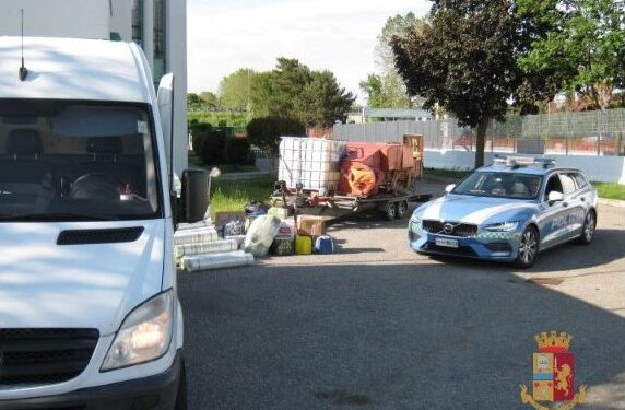 Stavano modificando le targhe di un furgone rubato: due arresti a Pagani