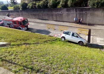Paura all’Università di Salerno: auto esce dal parcheggio e rischia di “saltare” in strada