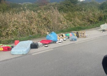 Rifiuti abbandonati sulla Provinciale 243 tra Sala Consilina e Padula: sdegno dei cittadini