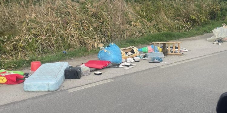 Rifiuti abbandonati sulla Provinciale 243 tra Sala Consilina e Padula: sdegno dei cittadini