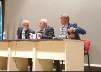 De Luca a Sala Consilina: “Nuovo rischio chiusura per i punti nascita di Polla, Vallo della Lucania e Sapri”