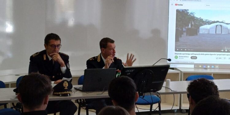 Sicurezza sul web e cyberbullismo: l’incontro della Polizia di Stato con gli studenti a Potenza