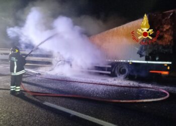 Incendio su autostrada A3: furgone frigorifero in fiamme a Cava de’ Tirreni