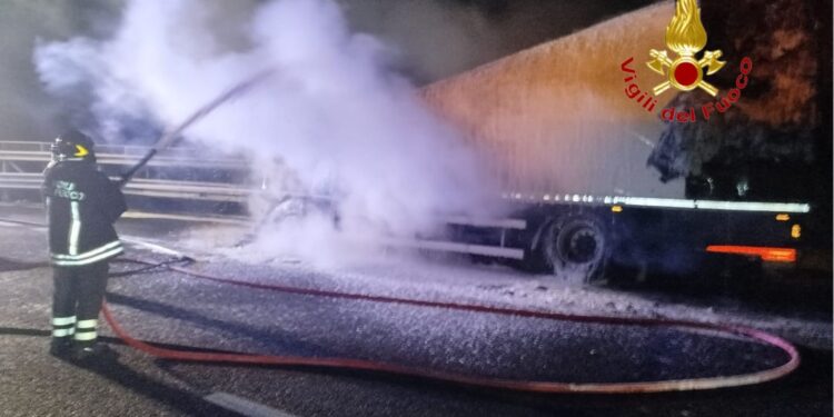 Incendio su autostrada A3: furgone frigorifero in fiamme a Cava de’ Tirreni