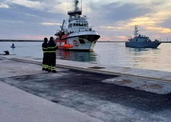 Lo sbarco a Salerno, tra gli applausi, dei 41 migranti