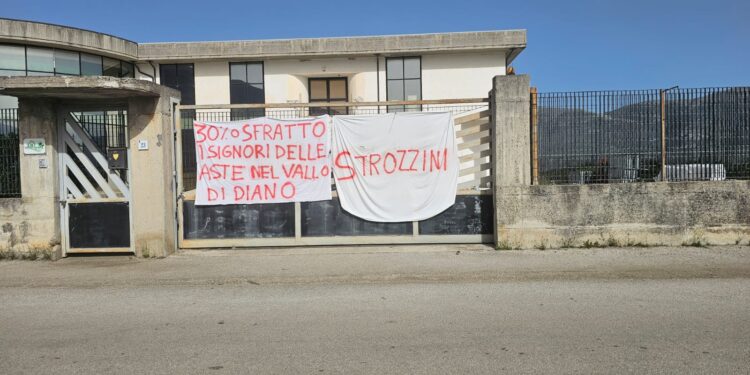Striscioni contro lo sfratto da una palazzino a Sant’Arsenio. Scatta anche la denuncia