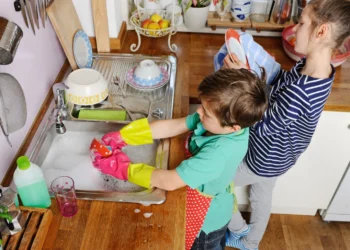 Secondo Harvard insegnare ai bambini le faccende domestiche migliora la loro empatia e il loro rendimento scolastico