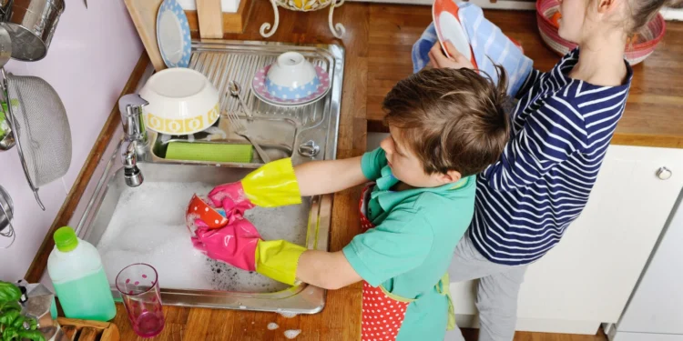 Secondo Harvard insegnare ai bambini le faccende domestiche migliora la loro empatia e il loro rendimento scolastico