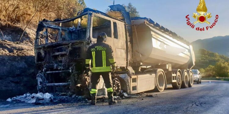 Paura a Vietri di Potenza, si incendia un camion di un’azienda valdianese
