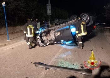 Salerno: si ribalta con l’auto nel tentativo di evitare uno scooter, in ospedale un 34enne