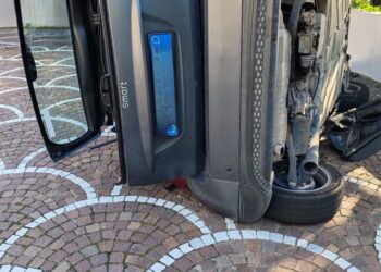Paura a Vietri sul Mare: automobile si ribalta