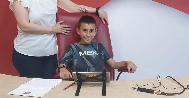 Domenico conduce l’edizione di stasera di Italia2kidz