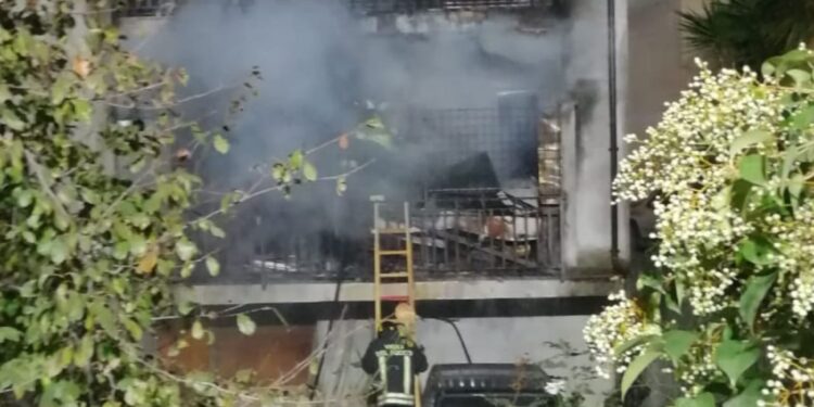 Incendio in una pasticceria, paura nella notte a Sapri