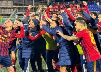 La sciarpa solidale del Potenza Calcio, una donazione per aiutare chi è in difficoltà