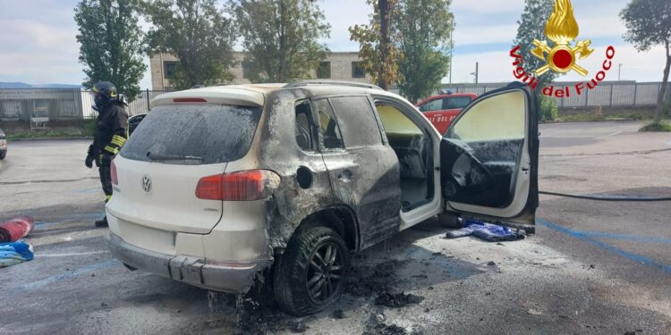 Auto in fiamme a Salerno. Intervengono i Vigili del Fuoco