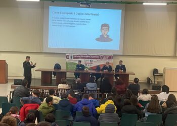 Sant’Arsenio. Sicurezza stradale: il comandante Santoro e l’Ispettore Molinari incontrano gli studenti all’istituto “Sacco”